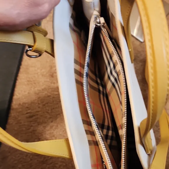 Burberry Banner Leather Tote Bag in Ivory with Tan leather details - Picture 4 of 16